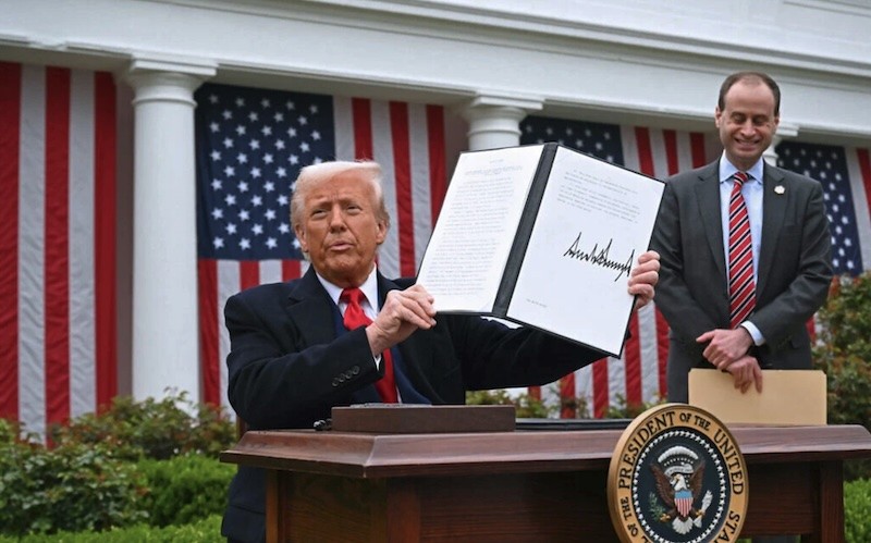 Tổng thống Mỹ Donald Trump cầm trên tay sắc lệnh hành pháp đã ký sau khi phát biểu về thuế đối ứng tại một sự kiện diễn ra ở Nhà Trắng vào ngày 2/4/2025. Ảnh: AFP Tổng thống Mỹ Donald Trump cầm trên tay sắc lệnh hành pháp đã ký sau khi phát biểu về thuế đối ứng tại một sự kiện diễn ra ở Nhà Trắng vào ngày 2/4/2025. Ảnh: AFP
