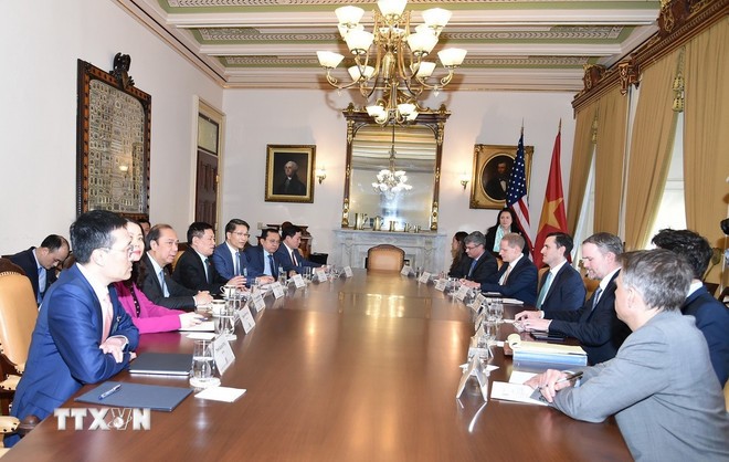 Phó Thủ tướng Hồ Đức Phớc thảo luận với Đại diện Thương mại Mỹ Jamieson Greer. (Ảnh: TTXVN) Phó Thủ tướng Hồ Đức Phớc thảo luận với Đại diện Thương mại Mỹ Jamieson Greer. (Ảnh: TTXVN)