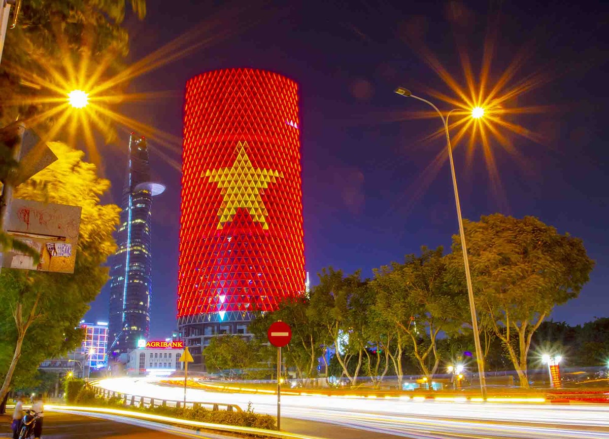 Sắc cờ Tổ quốc sáng rực giữa trời đêm TP.HCM.