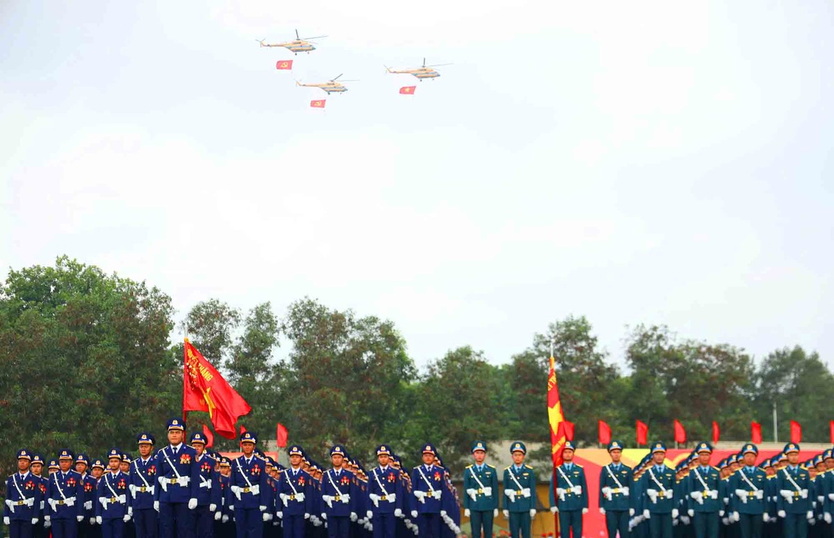 Hơn 5.000 người thuộc các lực lượng vũ trang tham gia diễu binh diễu hành tổng hợp luyện lần đầu tiên, chuẩn bị cho Lễ Kỷ niệm 50 năm giải phóng miền Nam, thống nhất đất nước 30/4. Hơn 5.000 người thuộc các lực lượng vũ trang tham gia diễu binh diễu hành tổng hợp luyện lần đầu tiên, chuẩn bị cho Lễ Kỷ niệm 50 năm giải phóng miền Nam, thống nhất đất nước 30/4.