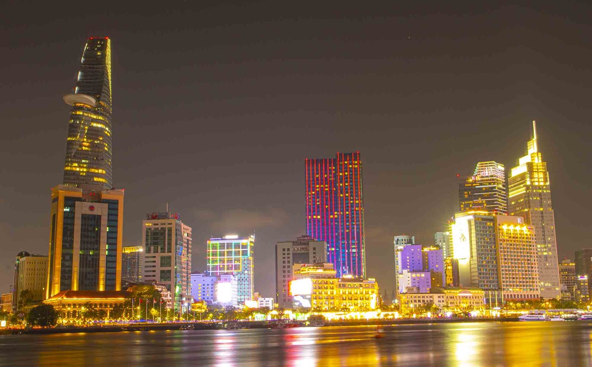 Từ phố đi bộ Nguyễn Huệ đến bến Bạch Đằng, từ những tòa nhà cao tầng đến các khu dân cư, khắp nơi đều rộn ràng khí thế, thể hiện niềm tự hào dân tộc, lòng biết ơn thế hệ cha anh và khát vọng vươn lên của một thành phố hiện đại, văn minh.