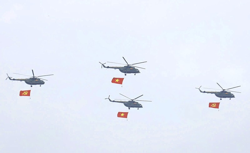 Bắt đầu buổi hợp luyện là màn bay chào mừng của Không quân Việt Nam với 10 trực thăng kéo cờ, biên đội tiêm kích Su-30MK2, biên đội máy bay YAK-130. Bắt đầu buổi hợp luyện là màn bay chào mừng của Không quân Việt Nam với 10 trực thăng kéo cờ, biên đội tiêm kích Su-30MK2, biên đội máy bay YAK-130.