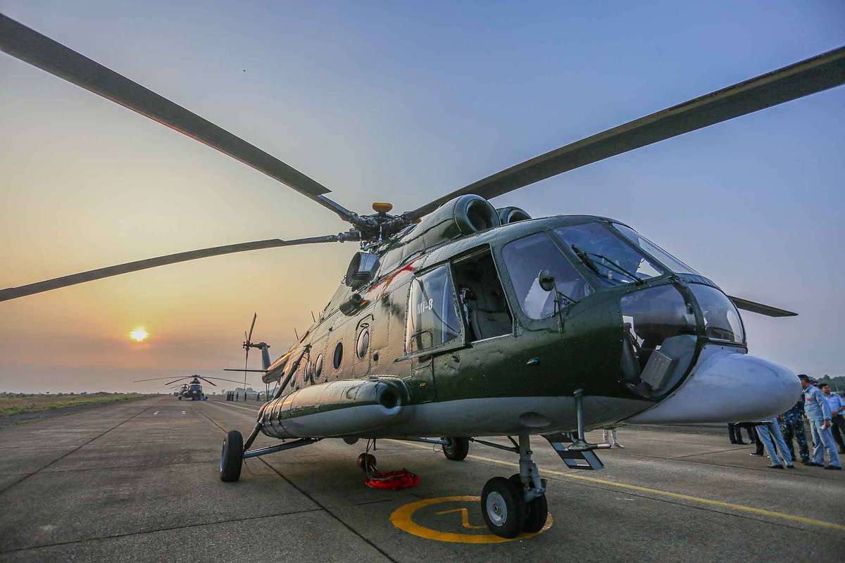 Từ sáng sớm, đội hình trực thăng gồm 10 chiếc đã sẵn sàng trên đường băng. Từ sáng sớm, đội hình trực thăng gồm 10 chiếc đã sẵn sàng trên đường băng.