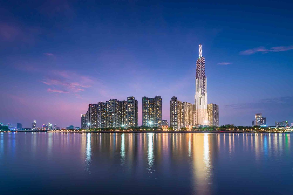 Tòa nhà Landmark và khu dân cư Vinhomes rực rỡ trong đêm.