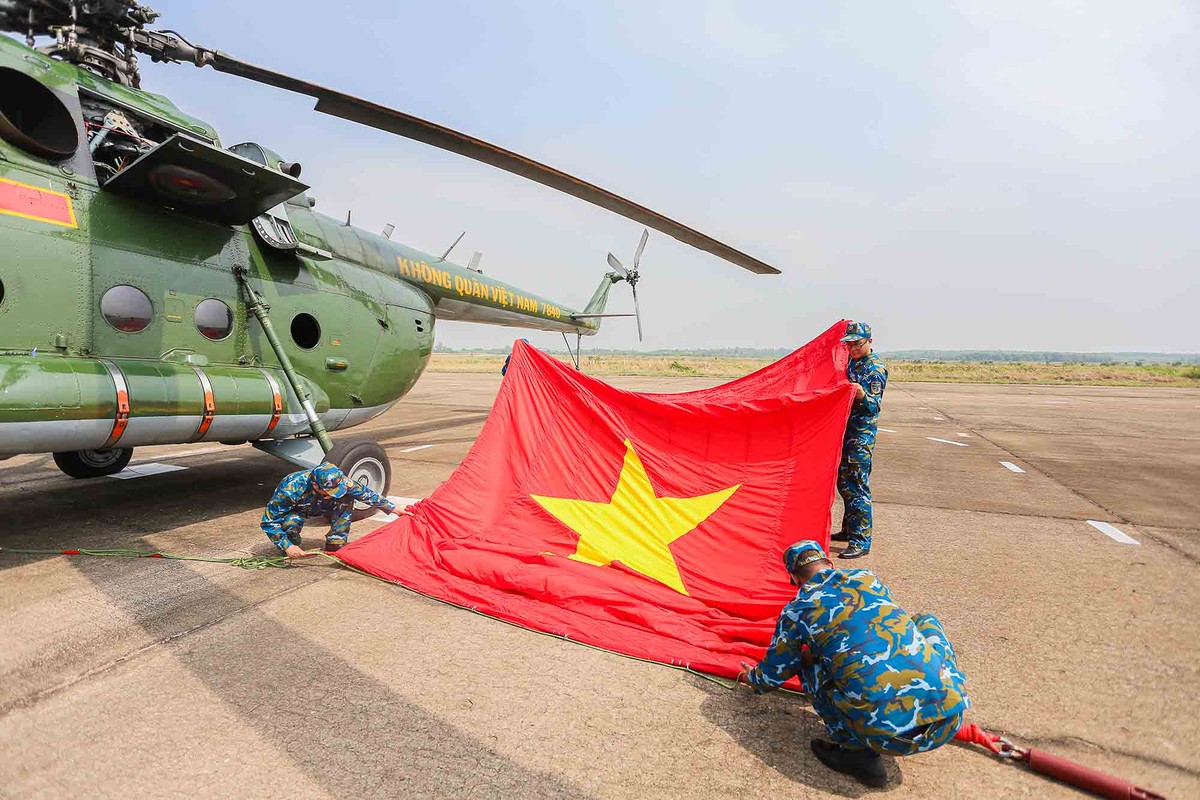 Những công đoạn chuẩn bị, cuốn cờ theo đúng kỹ thuật, bảo đảm an toàn tuyệt đối cho chuyến bay. Những công đoạn chuẩn bị, cuốn cờ theo đúng kỹ thuật, bảo đảm an toàn tuyệt đối cho chuyến bay.