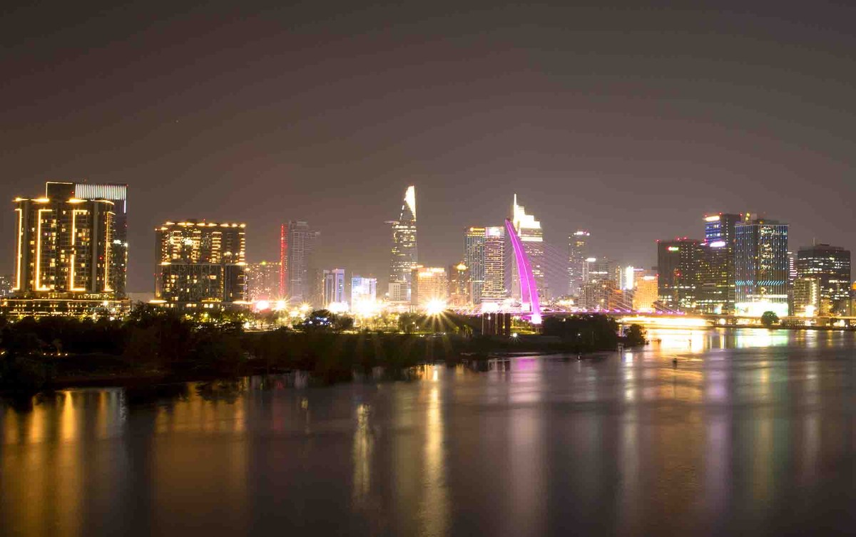 Khi màn đêm buông xuống, TP.HCM không ngủ mà bừng sáng rực rỡ trong ánh đèn, sắc cờ và nhịp sống hiện đại.