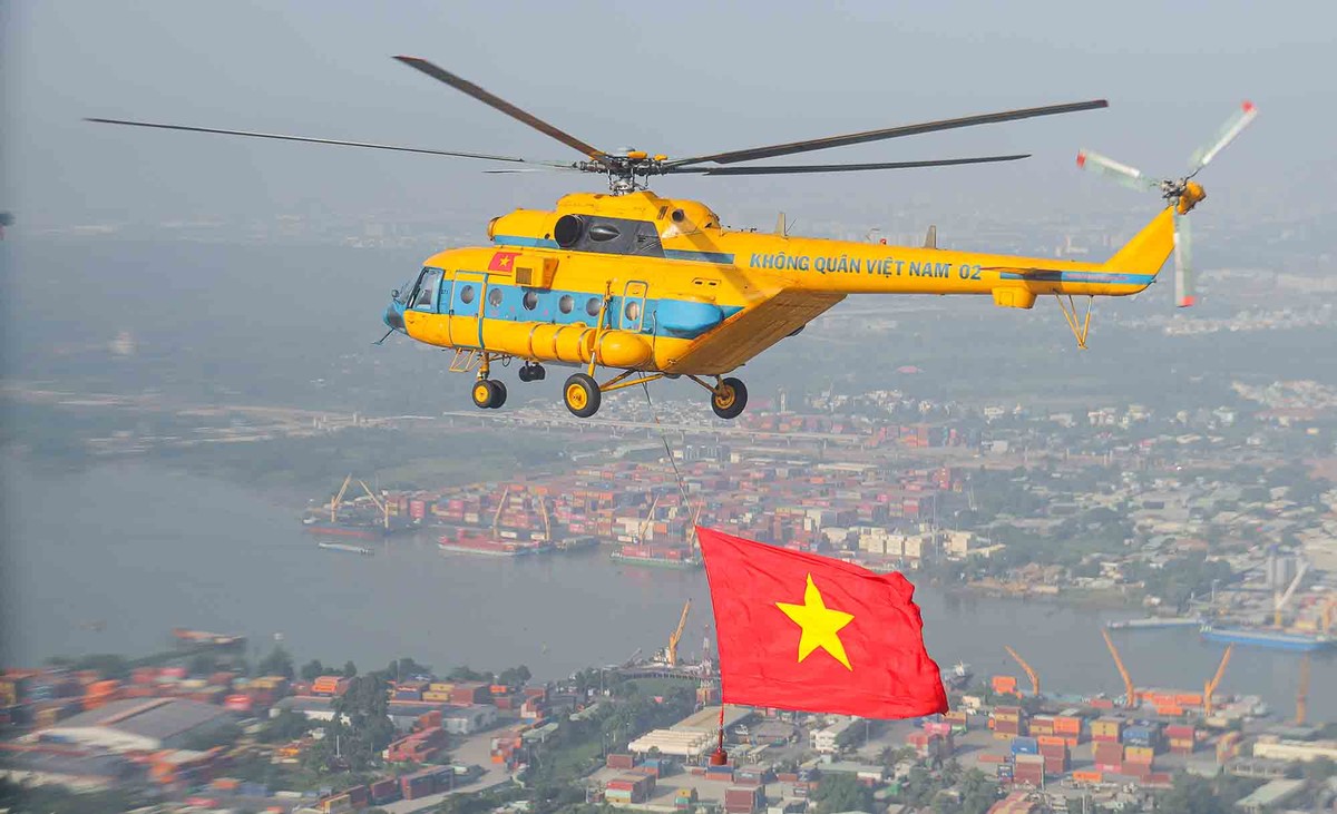 Cờ Tổ quốc tung bay. Cờ Tổ quốc tung bay.