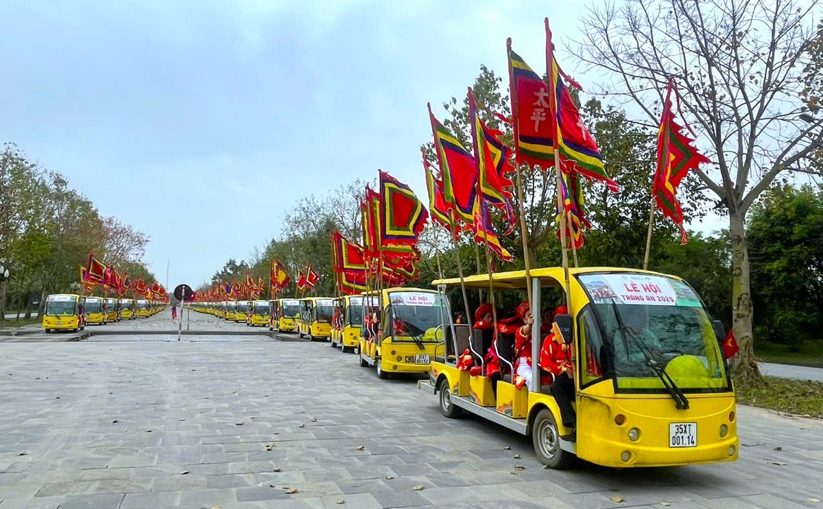 Ban tổ chức huy động hơn 100 chiếc xe điện để phục vụ đoàn rước Rồng.