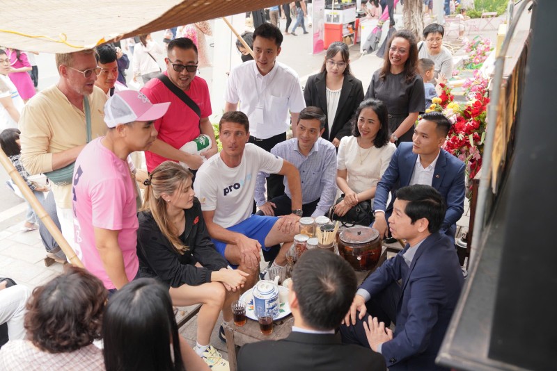 Thứ trưởng Hồ An Phong và Đoàn vận động viên Pickleball hàng đầu thế giới cùng các KOL thể thao chụp ảnh lưu niệm tại Lễ hội Quà tặng Du lịch Hà Nội 2025, ngày 12/4/2025. Thứ trưởng Hồ An Phong và Đoàn vận động viên Pickleball hàng đầu thế giới cùng các KOL thể thao chụp ảnh lưu niệm tại Lễ hội Quà tặng Du lịch Hà Nội 2025, ngày 12/4/2025.