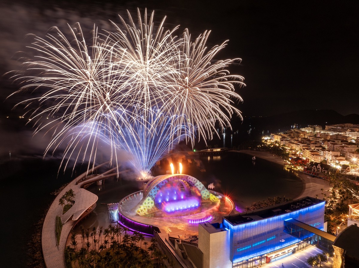 Sun Entertainment & Hospitality Group có nhiều sản phẩm du lịch nổi bật tại Nam đảo Phú Quốc, trong đó có show Kiss of the Sea và bắn pháo hoa hàng đêm Sun Entertainment & Hospitality Group có nhiều sản phẩm du lịch nổi bật tại Nam đảo Phú Quốc, trong đó có show Kiss of the Sea và bắn pháo hoa hàng đêm
