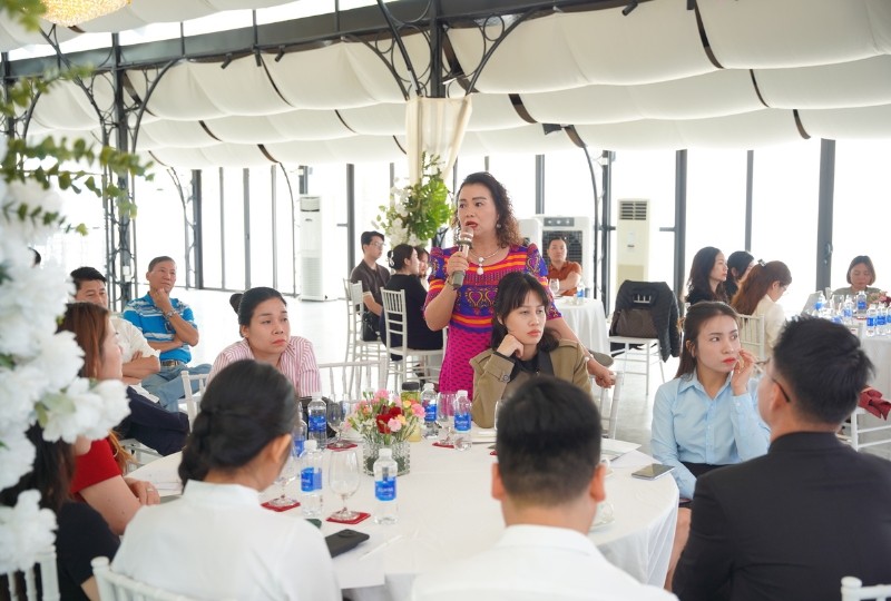 Đại diện doanh nghiệp lữ hành đóng góp ý kiến phát triển du lịch Tuần Châu. Đại diện doanh nghiệp lữ hành đóng góp ý kiến phát triển du lịch Tuần Châu.