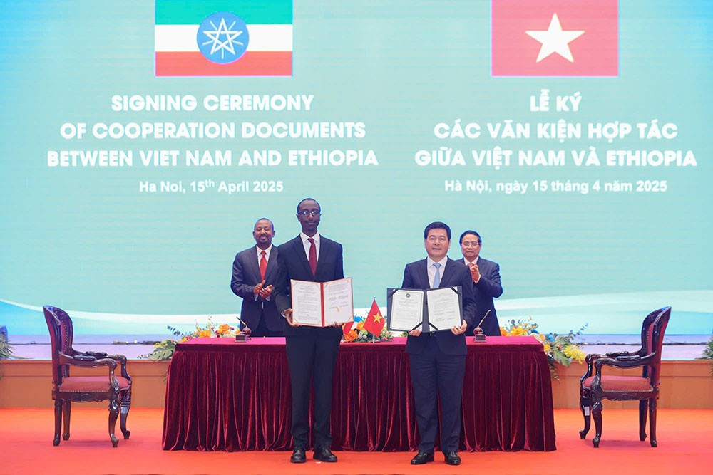 Hai Thủ tướng chứng kiến lễ ký và trao các văn kiện hợp tác để góp phần tăng cường hơn nữa quan hệ hữu nghị giữa Việt Nam và Ethiopia. Hai Thủ tướng chứng kiến lễ ký và trao các văn kiện hợp tác để góp phần tăng cường hơn nữa quan hệ hữu nghị giữa Việt Nam và Ethiopia.