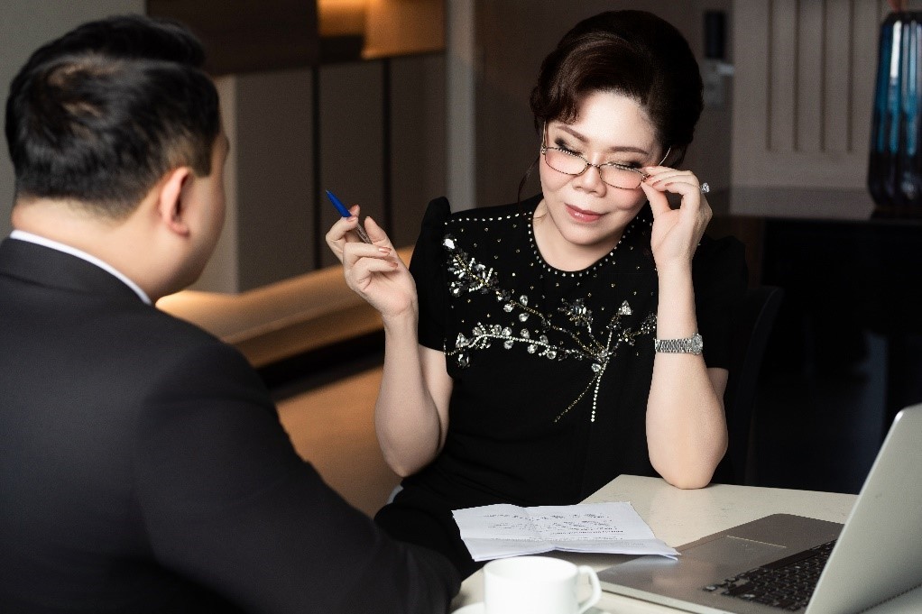 Từ việc đào tạo nội bộ, chia sẻ kinh nghiệm thực tiễn, đến việc trao quyền từng bước cho thế hệ kế cận, tất cả đều được thực hiện trong khuôn khổ có kiểm soát