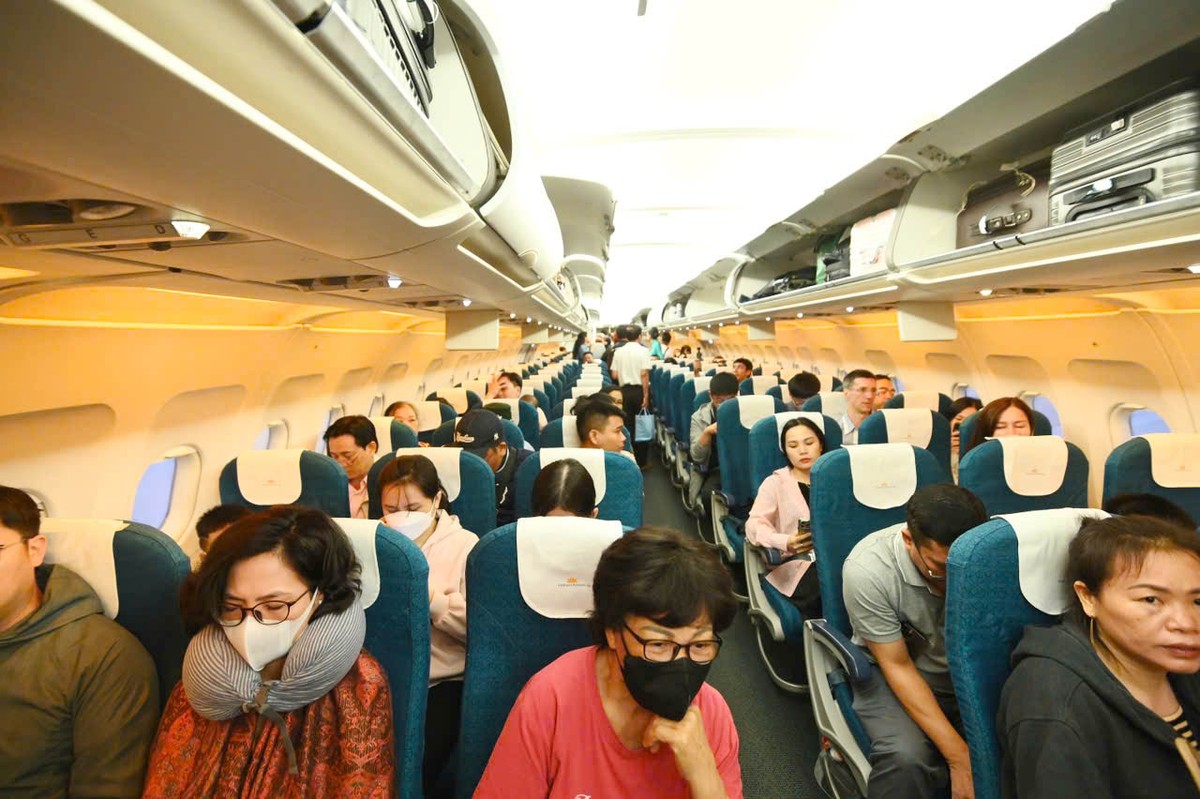 105 hành khách trên chuyến bay thương mại đầu tiên mang số hiệu VN1286 của Hãng hàng không quốc gia Vietnam Airlines chuyên chở từ TP.HCM đi Vân Đồn (Quảng Ninh).