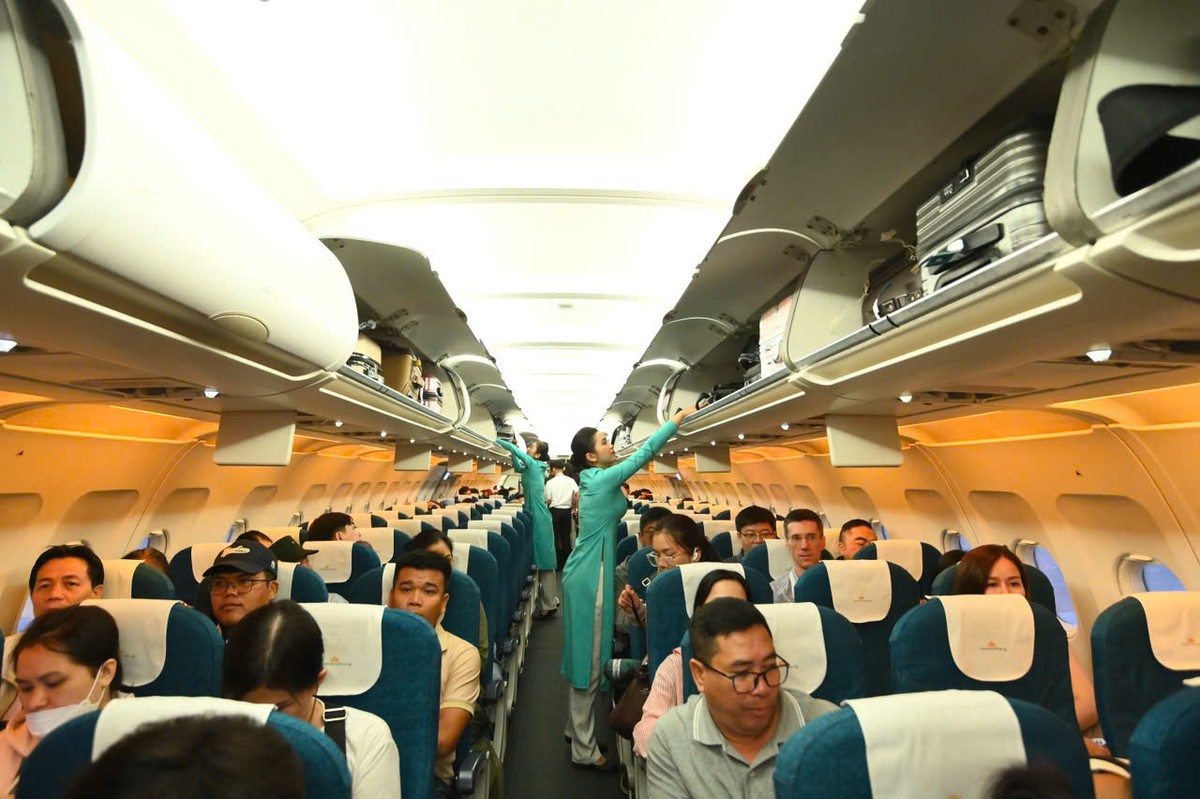 Tiếp viên bố trí hành lý cho chuyến bay đầu tiên.