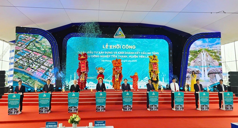 Lễ khởi công Dự án đầu tư xây dựng và kinh doanh kết cấu hạ tầng khu công nghiệp Tiên Thanh. Ảnh: Thanh Sơn Lễ khởi công Dự án đầu tư xây dựng và kinh doanh kết cấu hạ tầng khu công nghiệp Tiên Thanh. Ảnh: Thanh Sơn