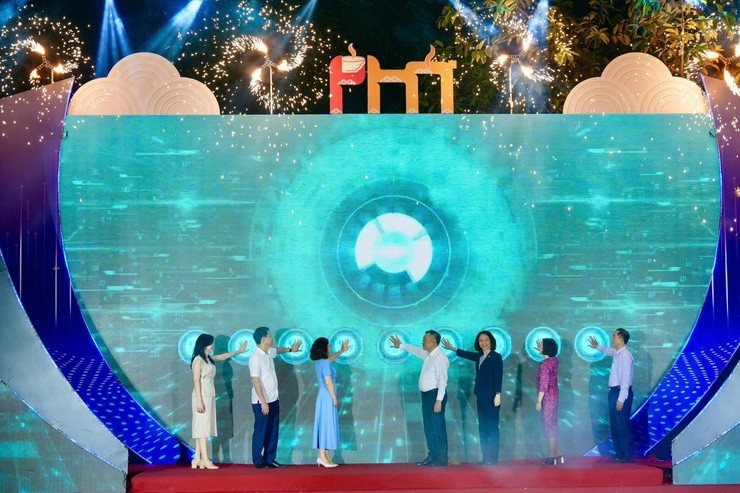 Các đại biểu thực hiện nghi thức khai mạc Festival Phở 2025 "Tinh hoa phở Việt - Di sản trong kỷ nguyên số". Các đại biểu thực hiện nghi thức khai mạc Festival Phở 2025 "Tinh hoa phở Việt - Di sản trong kỷ nguyên số".