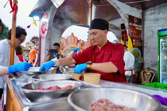 Festival Phở 2025 quy tụ hơn 50 gian hàng của các doanh nghiệp, thương hiệu ẩm thực phở khắp ba miền. Festival Phở 2025 quy tụ hơn 50 gian hàng của các doanh nghiệp, thương hiệu ẩm thực phở khắp ba miền.
