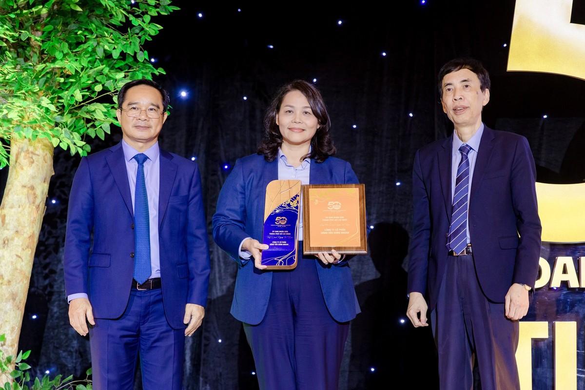 Bà Lê Thị Nga – Phó tổng giám đốc Công ty cổ phần Hàng tiêu dùng Masan (Masan Consumer) đại diện lên nhận giải. Bà Lê Thị Nga – Phó tổng giám đốc Công ty cổ phần Hàng tiêu dùng Masan (Masan Consumer) đại diện lên nhận giải.