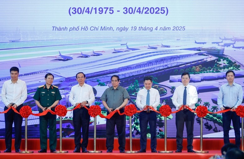 Thủ tướng Phạm Minh Chính cùng các đại biểu thực hiện nghi thức cắt băng tại sự kiện. Ảnh: Nhật Bắc Thủ tướng Phạm Minh Chính cùng các đại biểu thực hiện nghi thức cắt băng tại sự kiện. Ảnh: Nhật Bắc