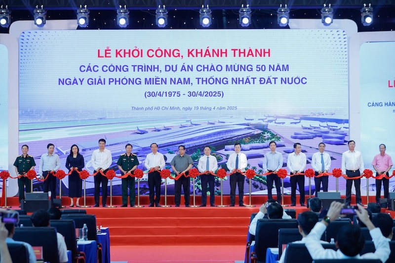 Thủ tướng Chính phủ và các đại biểu thực hiện nghi thức cắt băng khởi công, khánh thành các công trình, dự án chào mừng 50 năm Ngày Giải phóng miền Nam, thống nhất đất nước. Ảnh: Nhật Bắc Thủ tướng Chính phủ và các đại biểu thực hiện nghi thức cắt băng khởi công, khánh thành các công trình, dự án chào mừng 50 năm Ngày Giải phóng miền Nam, thống nhất đất nước. Ảnh: Nhật Bắc