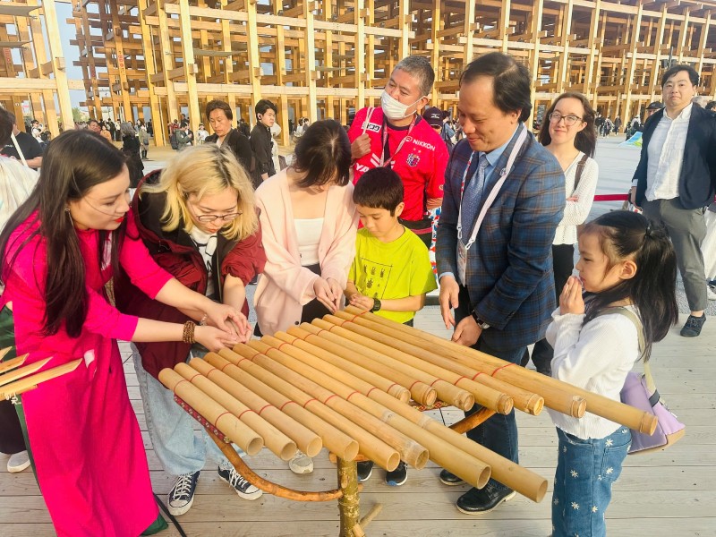 Sân khấu Inner, nơi diễn ra chương trình biểu diễn có vị trí đắc địa, dễ dàng thu hút sự chú ý của khách tham quan EXPO 2025. Sân khấu Inner, nơi diễn ra chương trình biểu diễn có vị trí đắc địa, dễ dàng thu hút sự chú ý của khách tham quan EXPO 2025.