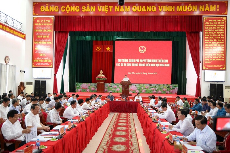 Thủ tướng Phạm Minh Chính chủ trì cuộc họp về tình hình triển khai các dự án giao thông trọng điểm khu vực phía Nam. Ảnh: Trung Phạm