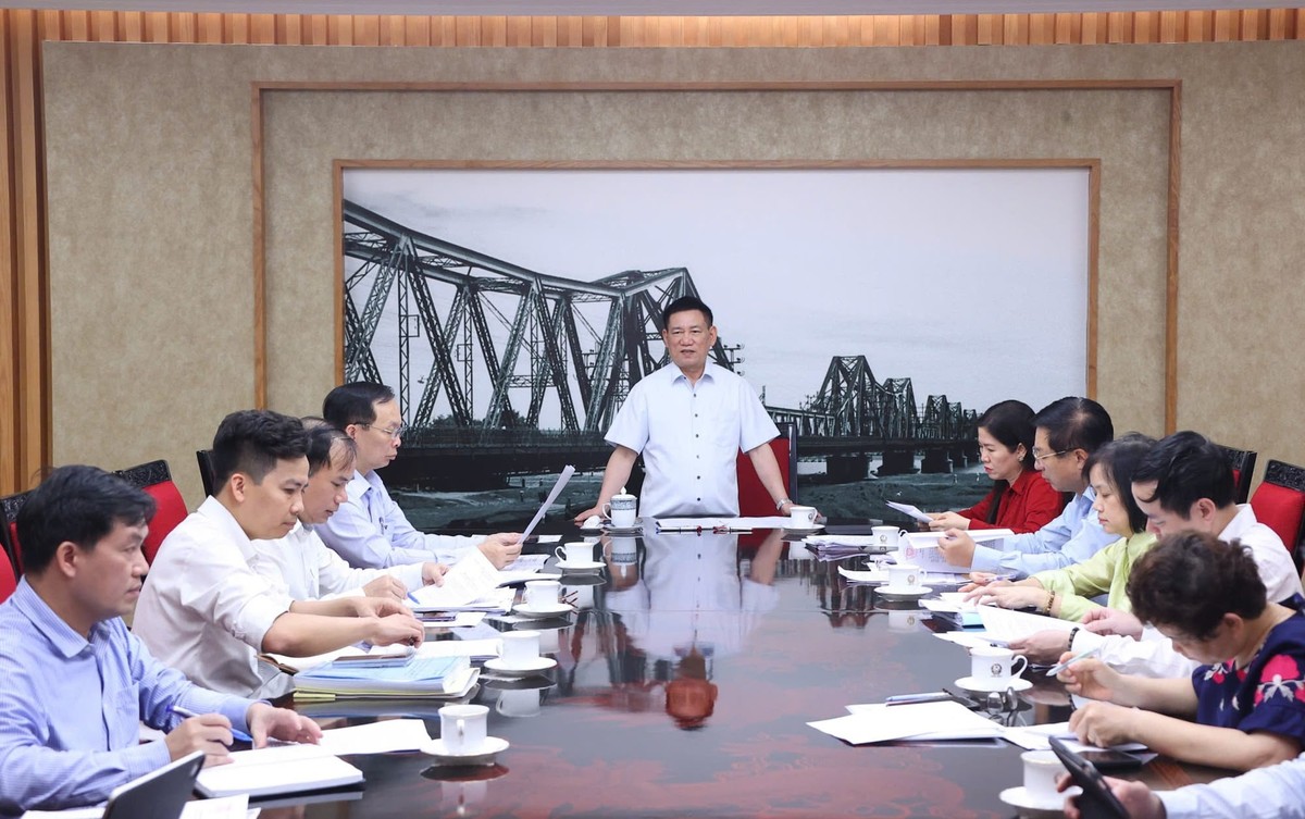 Phó Thủ tướng Chính phủ Hồ Đức Phớc họp với các bộ, ngành về việc nghiên cứu thành lập Quỹ Phát triển nhà ở quốc gia. Ảnh VGP Phó Thủ tướng Chính phủ Hồ Đức Phớc họp với các bộ, ngành về việc nghiên cứu thành lập Quỹ Phát triển nhà ở quốc gia. Ảnh VGP