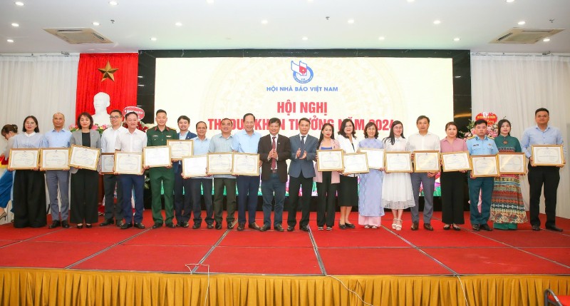 Ông Nguyễn Đức Lợi, Phó Chủ tịch Thường trực Hội Nhà báo Việt Nam và ông Trần Trọng Dũng, Phó Chủ tịch Hội Nhà báo Việt Nam trao tặng bằng khen cho các tập thể và cá nhân có những đóng góp nổi bật trong hoạt động nghiệp vụ và xây dựng Hội trong năm 2024. Ảnh: Sơn Hải.