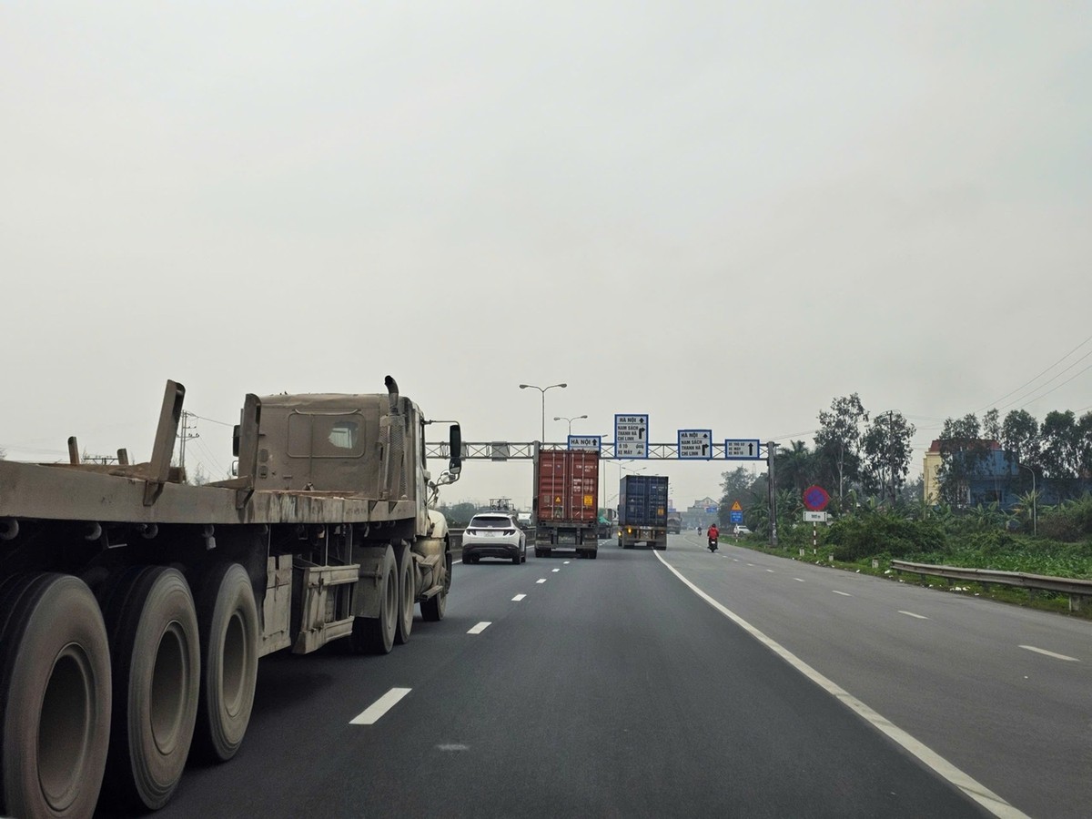 Quốc lộ 5 nối thành phố Hải Phòng và tỉnh Hải Dương.