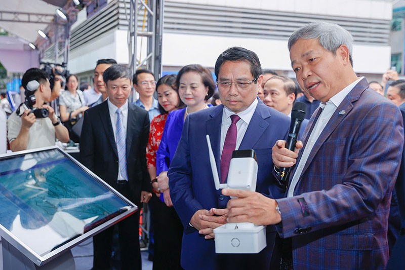 Chủ tịch Tập đoàn Công nghệ CMC Nguyễn Trung Chính giới thiệu hệ sinh thái mở trí tuệ nhân tạo C.OpenAI với Thủ tướng Chính phủ Phạm Minh Chính. Chủ tịch Tập đoàn Công nghệ CMC Nguyễn Trung Chính giới thiệu hệ sinh thái mở trí tuệ nhân tạo C.OpenAI với Thủ tướng Chính phủ Phạm Minh Chính.