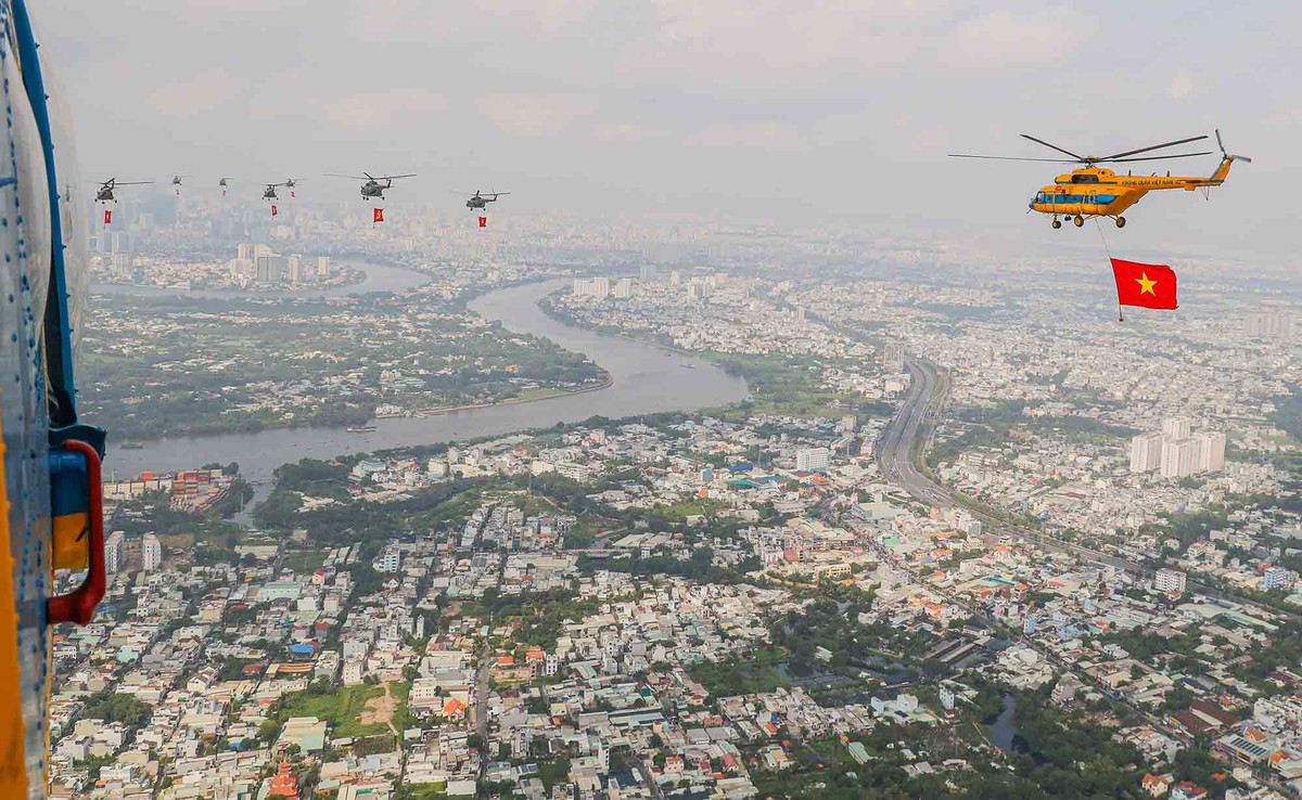 Từ sân bay Biên Hòa (Đồng Nai), chia theo đội hình bay vào TP.HCM. Từ sân bay Biên Hòa (Đồng Nai), chia theo đội hình bay vào TP.HCM.