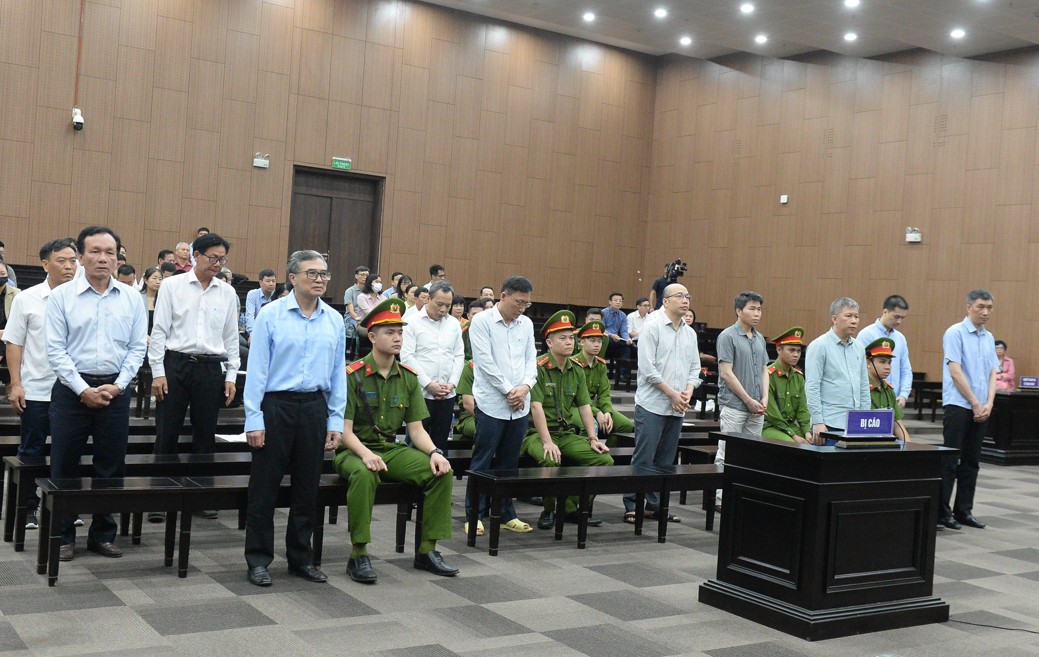 Các bị cáo bị đưa ra xét xử trong phiên tòa sơ thẩm. Các bị cáo bị đưa ra xét xử trong phiên tòa sơ thẩm.