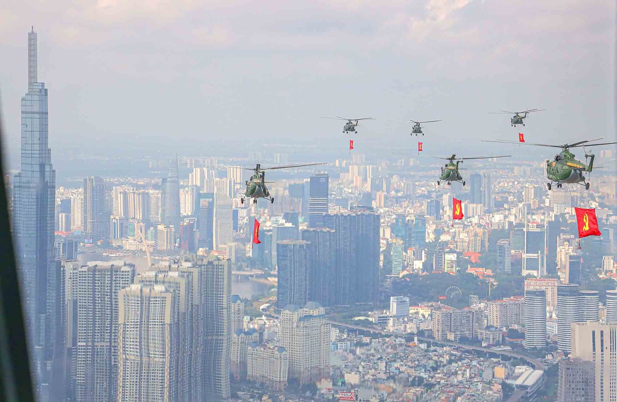 Biểu tượng Landmark 81, hiện rõ nét khi đội hình bay tiến vào. Biểu tượng Landmark 81, hiện rõ nét khi đội hình bay tiến vào.