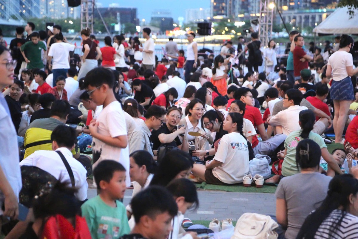Nhiều người còn mang theo đồ ăn, nước uống và cùng nhau trò chuyện vui vẻ. Nhiều người còn mang theo đồ ăn, nước uống và cùng nhau trò chuyện vui vẻ.
