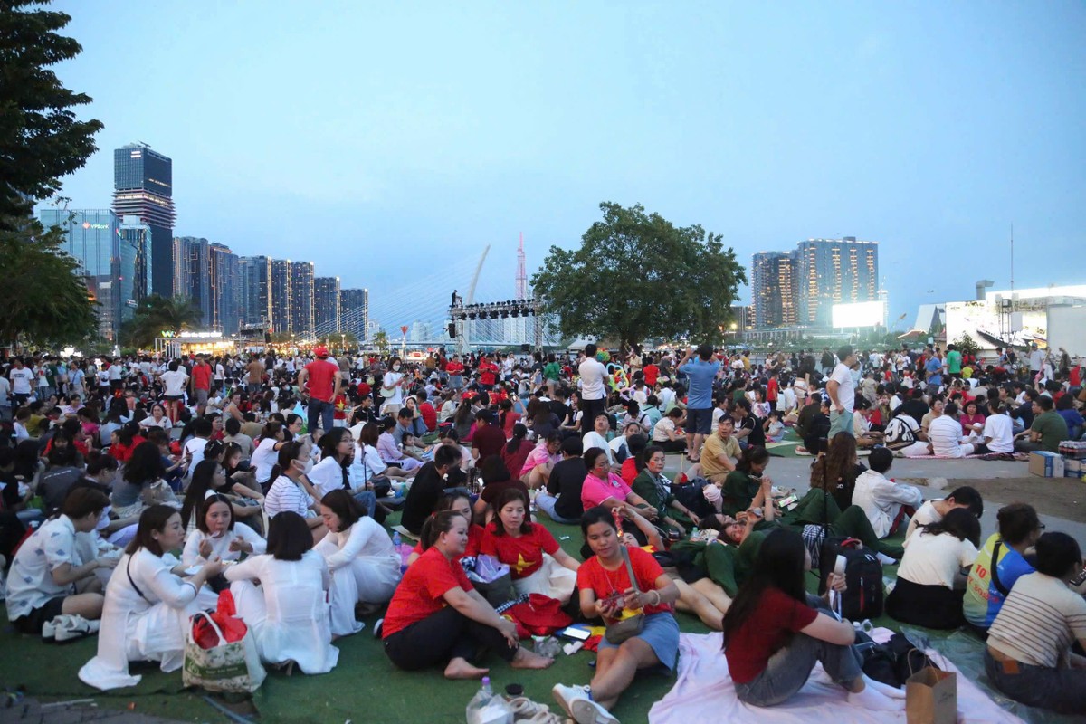 Nhiều người dân cho biết dù thời tiết nắng nóng và chỗ ngồi đông đúc nhưng họ vẫn không cảm thấy khó chịu. Bởi họ mong muốn được hoà chung vào không khí vui tươi của các hoạt động tại TPHCM, trong đó có bắn pháo hoa nghệ thuật. Nhiều người dân cho biết dù thời tiết nắng nóng và chỗ ngồi đông đúc nhưng họ vẫn không cảm thấy khó chịu. Bởi họ mong muốn được hoà chung vào không khí vui tươi của các hoạt động tại TPHCM, trong đó có bắn pháo hoa nghệ thuật.