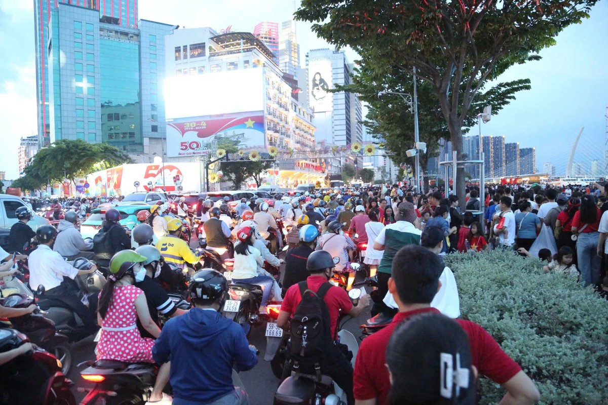 Khu vực bến Bạch Đằng chật kín người. Khu vực bến Bạch Đằng chật kín người.