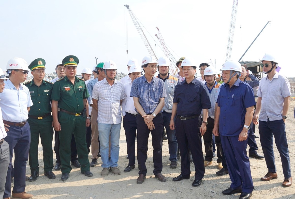 Phó thủ tướng Trần Hồng Hà kiểm tra thực địa tại Khu bến cảng Mỹ Thủy.