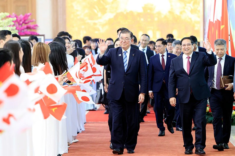 Thủ tướng Chính phủ Phạm Minh Chính và Thủ tướng Nhật Bản Ishiba Shigeru đã chứng kiến lễ trao các văn kiện hợp tác quan trọng giữa các bộ, ngành, cơ quan của hai nước. Ảnh: Đức Thanh