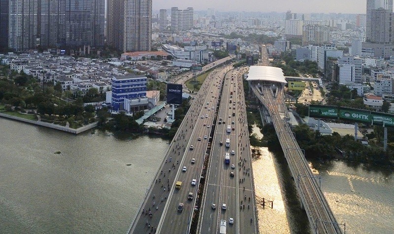 Cầu Sài Gòn 2 (bên trái), đầu tư theo phương thức BT với tổng vốn đầu tư 1.495 tỷ đồng. Dự án đưa vào khai thác năm 2013 đã giải tỏa ùn tắc giao thông cửa ngõ phía Đông Bắc của Thành phố. Cầu Sài Gòn 2 (bên trái), đầu tư theo phương thức BT với tổng vốn đầu tư 1.495 tỷ đồng. Dự án đưa vào khai thác năm 2013 đã giải tỏa ùn tắc giao thông cửa ngõ phía Đông Bắc của Thành phố.