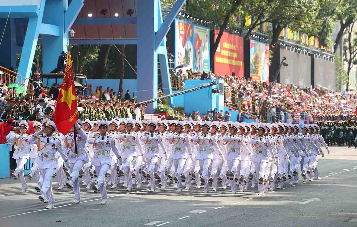 Khối nữ quân nhạc, khối sĩ quan đại diện năm cánh quân,...tiến vào Lễ đài với khí thế hào hùng.