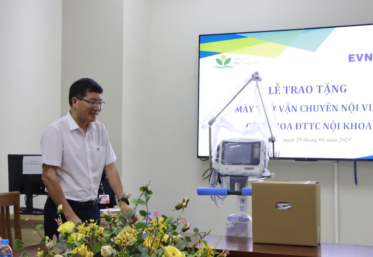 TS.BS Phan Hữu Phúc – Phó giám đốc Bệnh viện tiếp nhận máy thở và phát biểu cảm ơn EVNFinance. TS.BS Phan Hữu Phúc – Phó giám đốc Bệnh viện tiếp nhận máy thở và phát biểu cảm ơn EVNFinance.