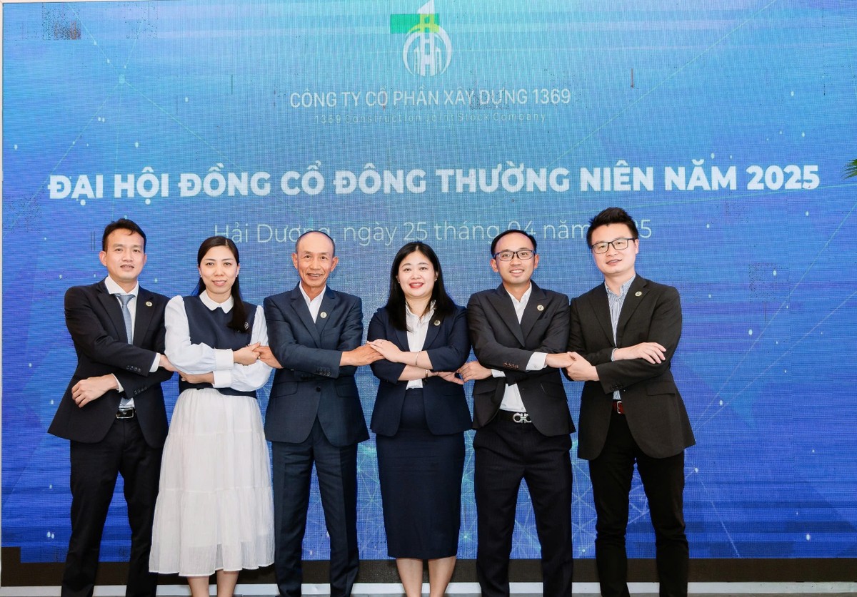 Ông Lê Minh Tân (thứ 3 từ trái qua) và HĐQT C69