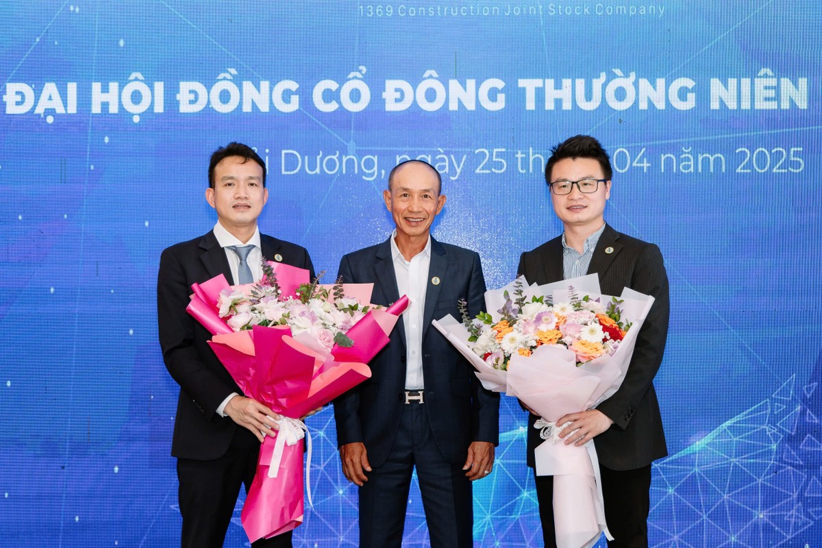 Ông Lê Minh Tân - Chủ tịch HĐQT cũ và 2 thành viên HĐQT mới là ông Trần Xuân Bản và ông Gu Yi là Thành viên độc lập HĐQT.