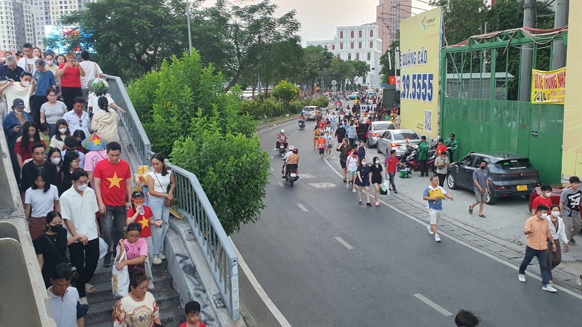 Ngày sau đại lễ, người dân mọi ngã đường lại nô nức kéo về các địa điểm tổ chức biễu diễn kỵ binh, bắn pháo hoa..., dù chưa tớI giờ