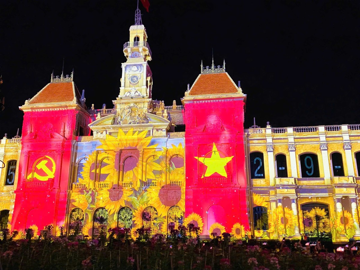 Với tác phẩm "Việt Nam trong tôi", đội chủ nhà Việt Nam đã mang đến một màn trình diễn 3D mapping vô cùng ấn tượng, đưa khán giả ngược dòng lịch sử - từ thuở cha ông dựng nước, giữ nước đến công cuộc xây dựng đất nước hôm nay. Với tác phẩm "Việt Nam trong tôi", đội chủ nhà Việt Nam đã mang đến một màn trình diễn 3D mapping vô cùng ấn tượng, đưa khán giả ngược dòng lịch sử - từ thuở cha ông dựng nước, giữ nước đến công cuộc xây dựng đất nước hôm nay.