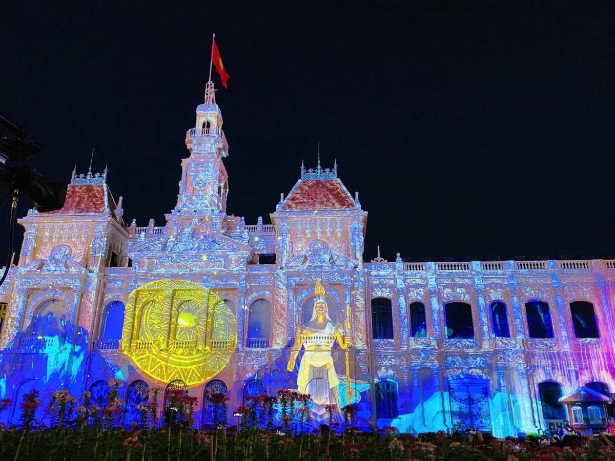 Lấy cảm hứng từ truyền thuyết Lạc Long Quân - Âu Cơ, phần trình diễn khơi gợi niềm tự hào về nòi giống Tiên Rồng và truyền thống văn hóa dân tộc. Lấy cảm hứng từ truyền thuyết Lạc Long Quân - Âu Cơ, phần trình diễn khơi gợi niềm tự hào về nòi giống Tiên Rồng và truyền thống văn hóa dân tộc.