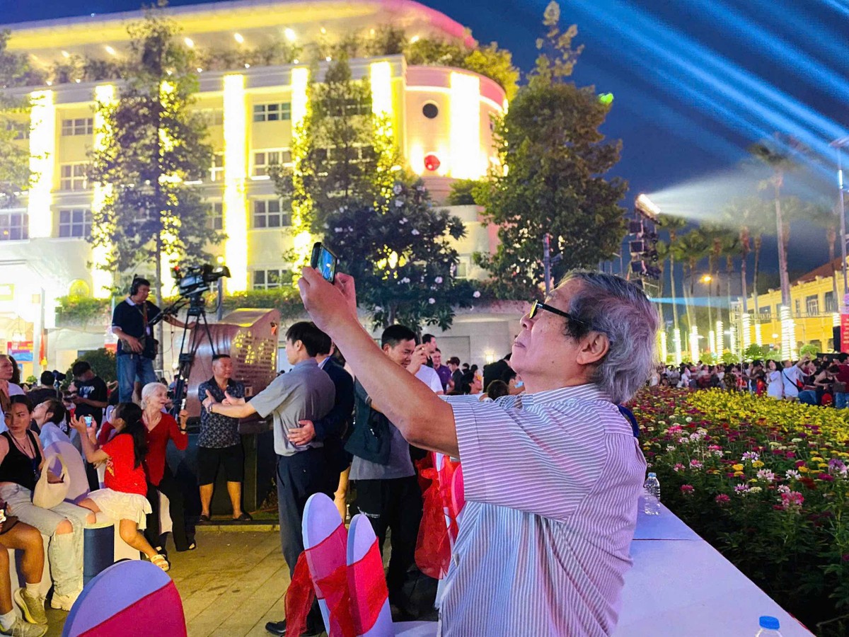 Sau khi xem xong chương trình, ông Nguyễn Quốc Toàn, du khách đến từ Hà Nội, đã không khỏi suýt xoa và bày tỏ chia sẻ: “Các tiết mục trình diễn 3D mapping có sự kết hợp giữa hiệu ứng âm thanh, ánh sáng đã tái hiện hình ảnh một TP.HCM vừa mang chiều sâu lịch sử, vừa đầy khát vọng vươn mình mạnh mẽ. Vì vậy, tôi đã ghi lại các tiết mục để chia sẻ những hình ảnh ấn tượng này đến với bạn bè, người thân khi trở về Hà Nội” Sau khi xem xong chương trình, ông Nguyễn Quốc Toàn, du khách đến từ Hà Nội, đã không khỏi suýt xoa và bày tỏ chia sẻ: “Các tiết mục trình diễn 3D mapping có sự kết hợp giữa hiệu ứng âm thanh, ánh sáng đã tái hiện hình ảnh một TP.HCM vừa mang chiều sâu lịch sử, vừa đầy khát vọng vươn mình mạnh mẽ. Vì vậy, tôi đã ghi lại các tiết mục để chia sẻ những hình ảnh ấn tượng này đến với bạn bè, người thân khi trở về Hà Nội”