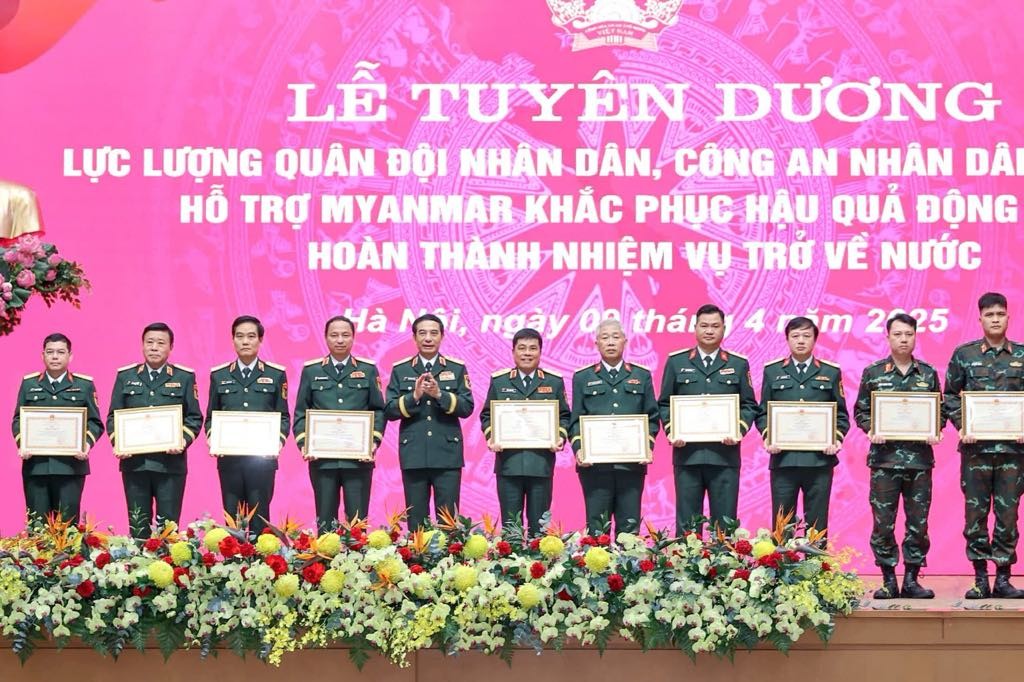Viettel Global vinh dự nhận bằng khen của Bộ Quốc phòng vì những đóng góp xuất sắc trong công tác cứu hộ, cứu nạn sau động đất tại Myanmar.