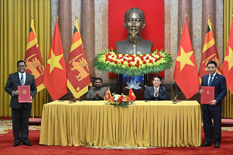 Chủ tịch nước Lương Cường và Tổng thống Sri Lanka Anura Kumara Dissanayaka chứng kiến lễ ký Hiệp định hợp tác, trợ giúp lẫn nhau trong lĩnh vực hải quan, giữa Bộ trưởng Bộ tài chính Việt Nam Nguyễn Văn Thắng và Bộ trưởng Bộ Ngoại giao, Lao động nước ngoài và Du lịch Sri Lanka Vijitha Herath. Ảnh: Đức Thanh